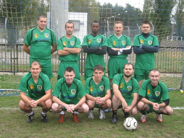 Henry Uwakwe (w drugim rzędzie trzeci od lewej) zagrał w zespole dziennikarzy w turnieju w Stalowej Woli.