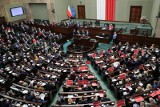 Sejm przyjął budżet na 2022 r. Pełna mobilizacja w szeregach Zjednoczonej Prawicy, na sali obecny był Łukasz Mejza