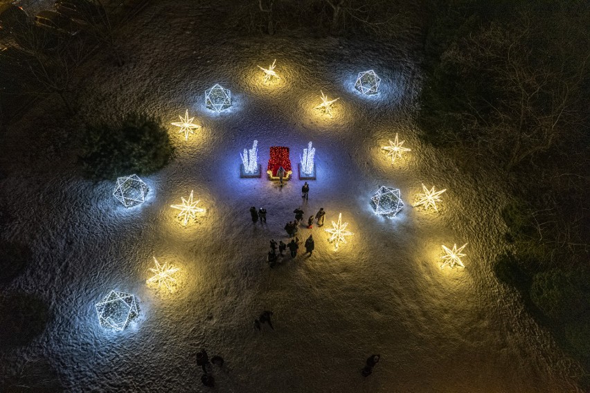 „Botaniczna podróż” w Lublinie widziana z lotu ptaka. Zobacz wyjątkowe zdjęcia parku iluminacji