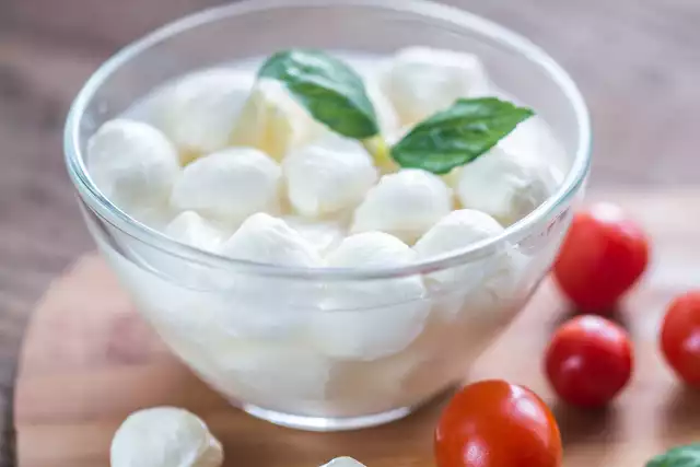 Własnoręcznie zrobiona mozzarella może być wykorzystana w tradycyjnych potrawach kuchni włoskiej. Kliknij w obrazek i przesuwaj strzałkami, aby zobaczyć potrawy z mozzarellą.