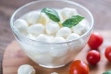 Jak zrobić domową mozzarellę? Sprawdź 5 smakowitych zastosowań włoskiego sera. Obok tych dań trudno przejść obojętnie