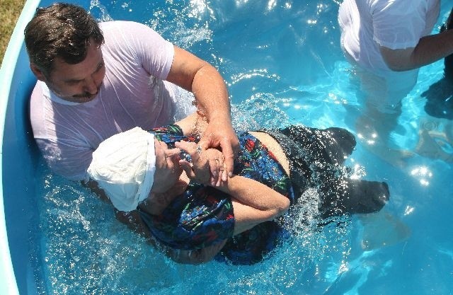 Chrzest nowych Świadków nawiązuje do chrztu biblijnego i odbywa się poprzez całkowite zanurzenie w wodzie.