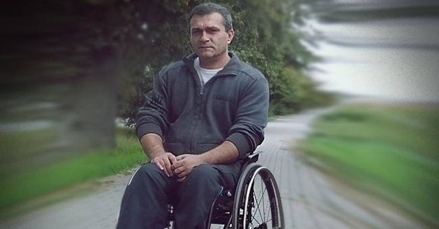 Piotr Gawrysiak ma 48 lat i pochodzi ze Skórzewa. W przeszłości uległ wypadkowi.  Z tego powodu porusza się na wózku inwalidzkim. Jednak jego stan wciąż się pogarsza. Pomóc może mu jedynie kosztowna operacja, na którą nie ma pieniędzy.