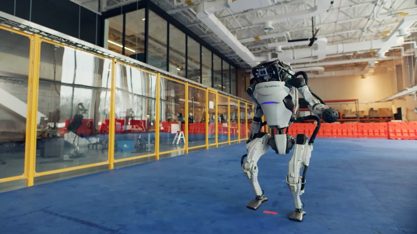 Tańczące roboty z Boston Dynamics. Kadr z filmu BD na...