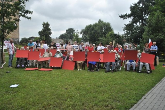 Około 100 osób utworzyło wielką żywą flagę biało-czerwoną