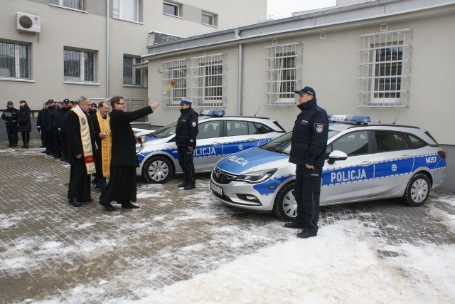 Przed świętami na placu Komendy Powiatowej Policji w Bielsku Podlaskim odbyło się uroczyste poświęcenie i przekazanie 2 nowych pojazdów służbowych. Uroczystość zaszczycili swoją obecnością przedstawiciele lokalnych samorządów oraz duchowni.