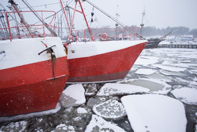 Ustecki port skuty lodem jak za dawnych lat. Zobacz piękne zimowe oblicze Ustki