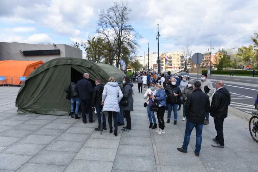 Masowe szczepienia przeciw COVID-19 w Toruniu. Przed...