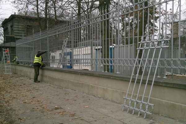 Nowa hala MTŁ ma być gotowa wkrótce, odnowione ogrodzenie już jest.