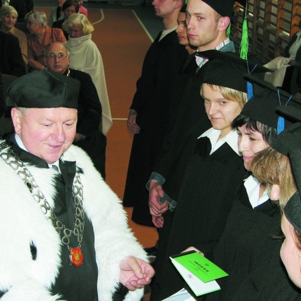 Jeszcze niespełna przed rokiem docent Leszek Smolak wręczał indeksy nowym studentom bielskiej szkoły wyższej. Dziś przyznaje: - Moja misja w tej uczelni dobiegła końca!