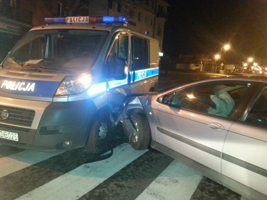 Wypadek z udziałem policyjnego radiowozu we Włocławku