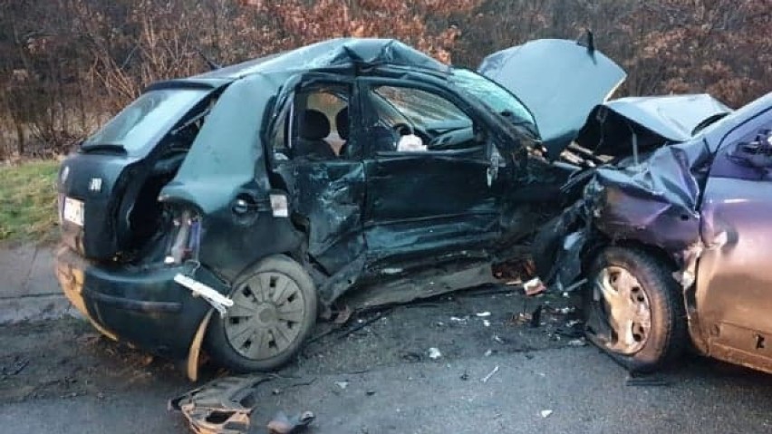 Groźny wypadek w Małej Karczmie koło Gniewa. Na drodze krajowej nr 91 zderzyły się 2 samochody osobowe! [zdjęcia]