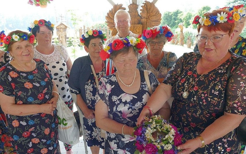 Wianki świętojańskie w gminie Inowrocław. Seniorzy spotkali się w Łojewie na powitaniu lata [zdjęcia]