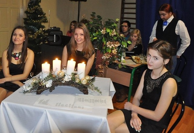 Piosenki pięknie śpiewały (od lewej): Paulina Tarasińska, Ania Toborek i Agnieszka Grzegorczyk. Z tyłu wcielająca się w rolę kelnera Nina Kupis
