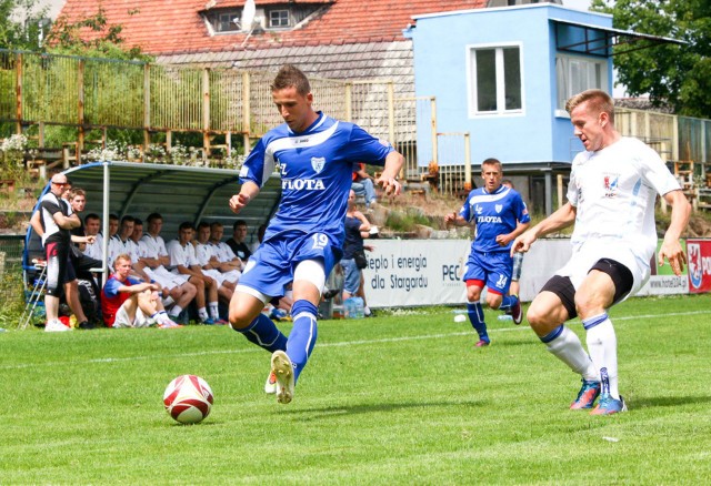 Mateusz Wrzesień (z lewej) zdobył jedną z bramek dla Floty w sparingu z Błękitnymi Stargard.