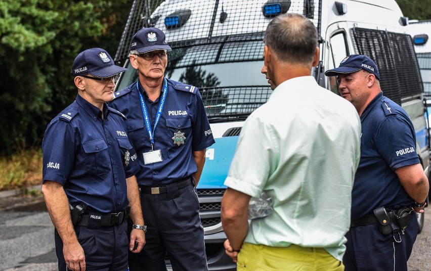 Policyjna akcja w bydgoskim Maktroniku. Chodzi o konflikt braci S. [zdjęcia]