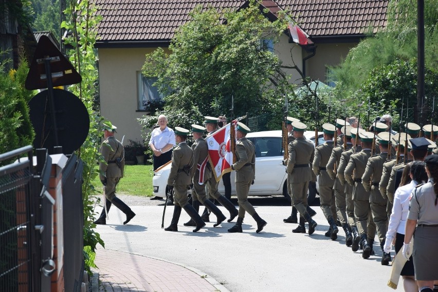 Hołd dla 30 ofiar pacyfikacji Radwanowic w miejscu kaźni hitlerowskiej. Wspomnienia bestialskiego mordu [ZDJĘCIA] 