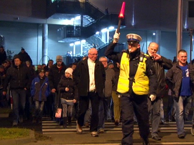 Policjanci pomagali przejść przez jezdnię dużej grupie kibiców Stelmetu.