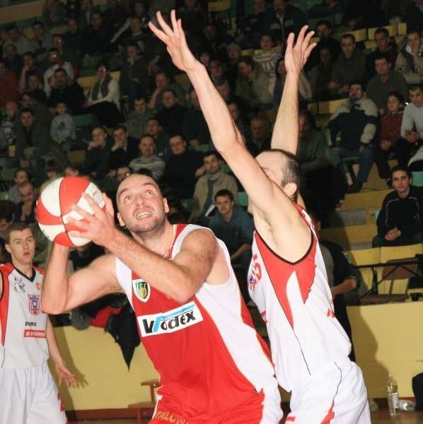 Koszykarze Stali Stalowa Wola (z piłką Michał Nikiel, obok Piotr Miś) w derbach Podkarpacia z Resovią w Rzeszowie przegrali, bo fatalnie zaprezentowali się w pierwszej połowie spotkania.