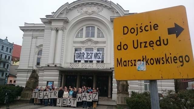 Niemy protest pracowników Teatru im. Wilama Horzycy Fot. Grzegorz Olkowski 