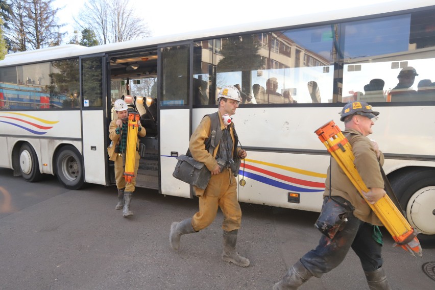 Wstrząs w kopalni Zofiówka w Jastrzębiu-Zdroju. Pod ziemią uwięzionych zostało 10 górników. Ratownicy dotarli do czterech z nich!