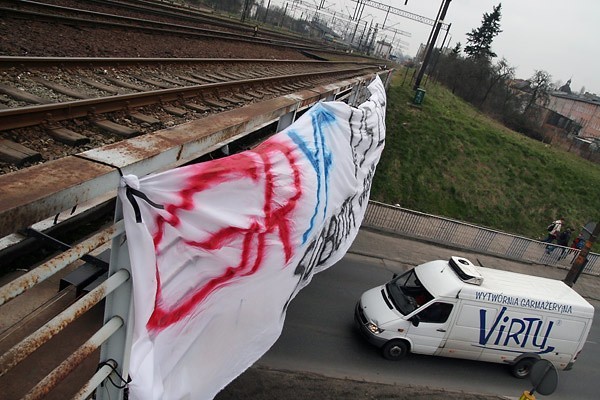 Na wiadukcie nad ulicą Szczecinską wisi transparent kibiców...