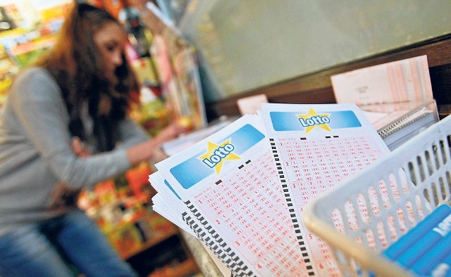 Losowania Lotto i Lotto Plus są we wtorki, czwartki i soboty. Szanse na główną wygraną w Ekstra Pensji mamy w środy, piątki oraz niedziele. Losowania odbywają się o godz. 21.40