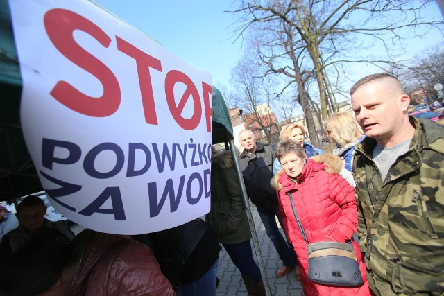 Protest w Mysłowicach przeciwko planowanym przez Miejskie Przedsiębiorstwo Wodociągów i Kanalizacji podwyżkom cen wody i ścieków
