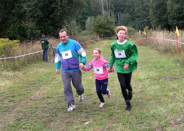 Medal z Maratonu Rodzinnego to już 11. medal w kolekcji 13-letniej Julii Kazbieruk (na zdjęciu z rodziną)