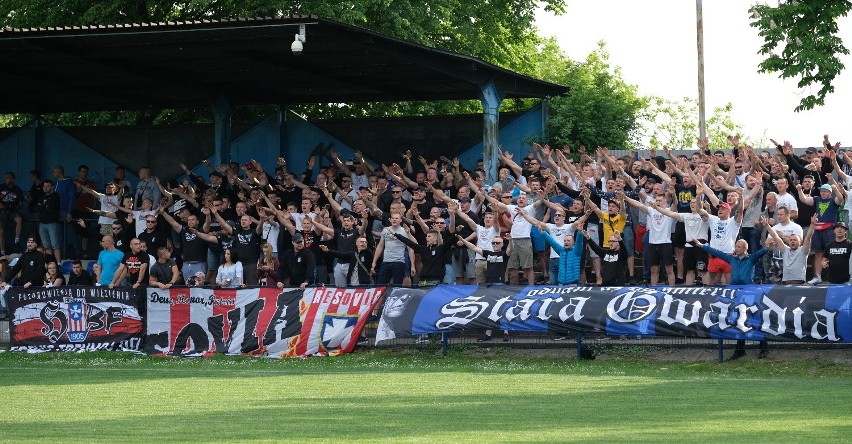 1500 kibiców zasiadło w sobotę na trybunach stadionu w...