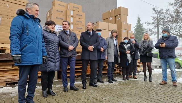 Specjalistyczny sprzęt do walki z Covid-19 trafił do świętokrzyskich szpitali. Urządzenia warte ponad milion złotych przekazał w środę, 15 grudnia, wojewoda świętokrzyski Zbigniew Koniusz.