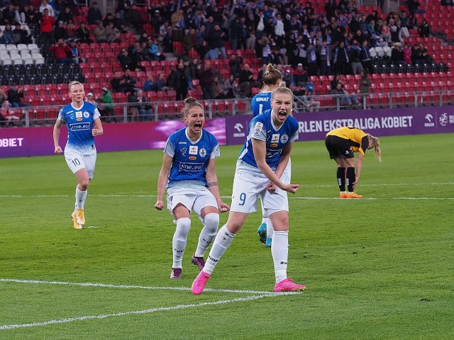 Tak po golu strzelonym w meczu z GKS Katowice cieszyły się Paulina Filipczak i Dominika Kopińska