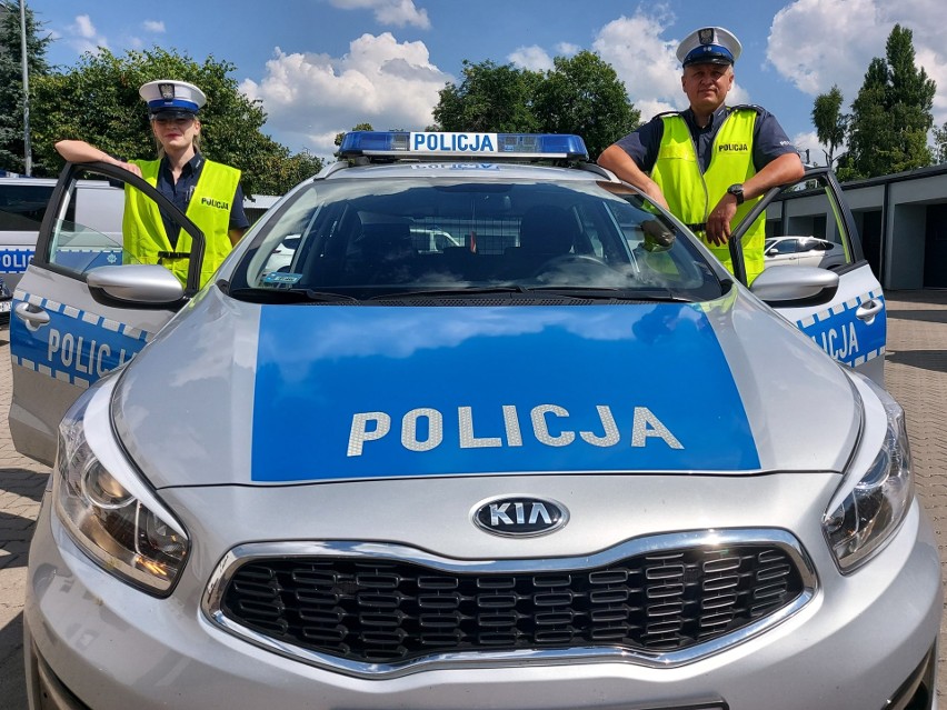 Dwoje zgierskich policjantów używając sygnałów świetlnych i...