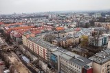 Kraków. Więźniowie czwartego piętra to palący problem. Trzeba dobrego programu dobudowy wind