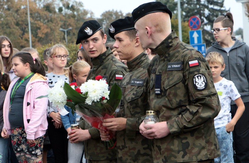 Pod pomnikiem upamiętniającym szlachetną osobowość...