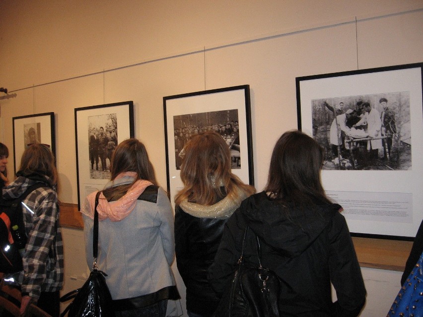 Wystawę oglądała młodzież z radomskich szkół.