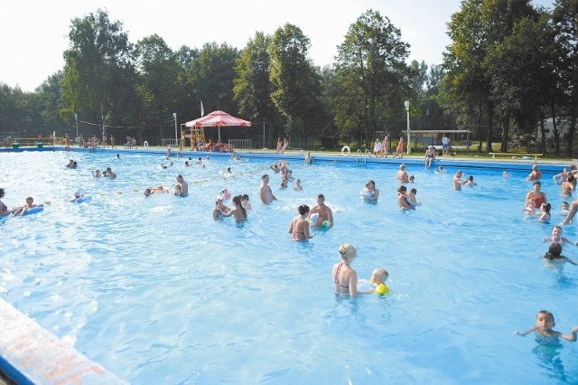 Latem mieszkańcy Kędzierzyna-Koźla mogą się kąpać na Azotorze. Tyle, że obiekt jest w kiepskim stanie technicznym i w każdej chwili może zostać zamknięty. To w jego miejsce ma powstać park wodny. (fot. Daniel Polak)