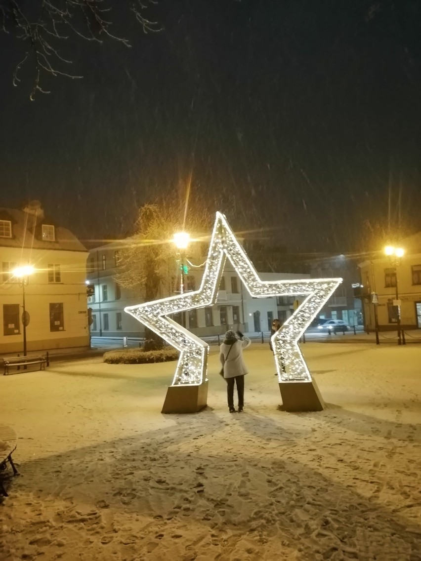 Krasnystaw rozświetlił się na święta! Zobacz zdjęcia nowych iluminacji w mieście