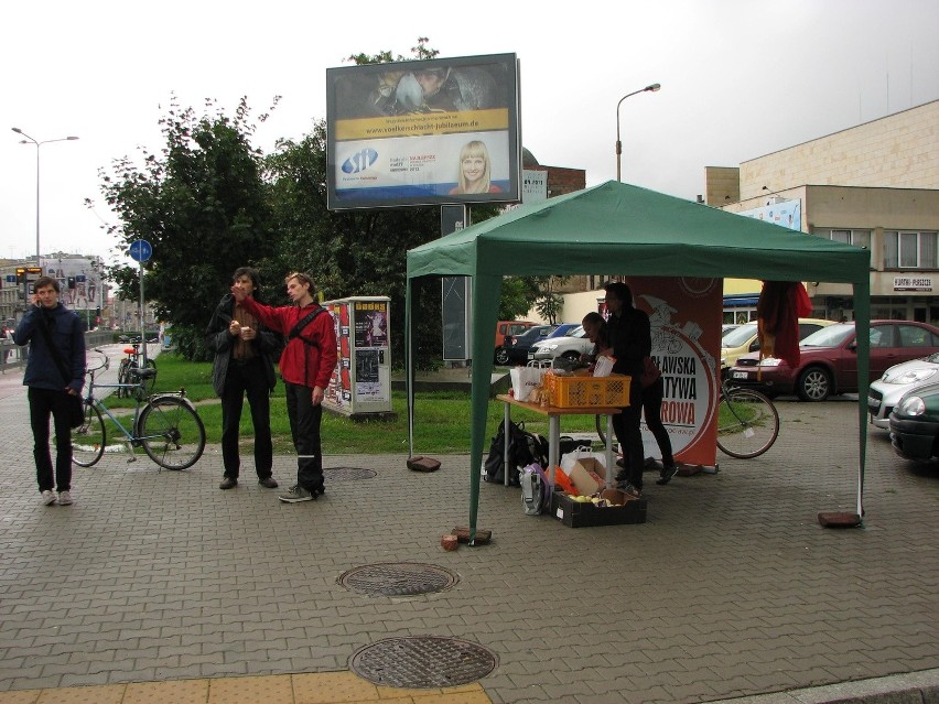 Wolontariusze rozdawali dzisiaj zmarzniętym rowerzystom...