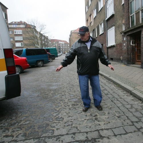 - Czy tu, na tej dwukierunkowej ulicy mogą minąć się dwa samochody? - zadaje retoryczne pytanie Janusz Drucki-Sokoliński, stojący na ulicy Mikołaja Reja na Niebuszewie.
