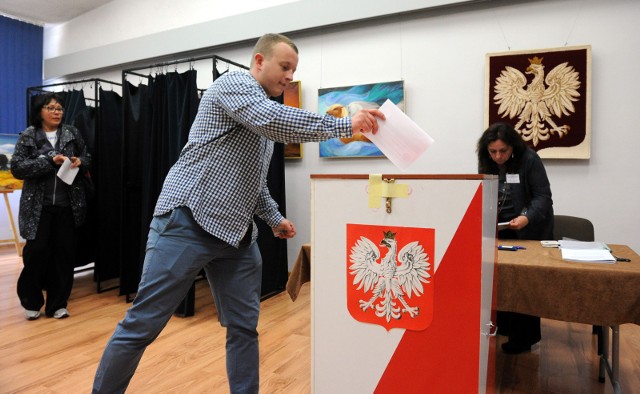 Kilka dni temu premier Mateusz Morawiecki ogłosił termin wyborów samorządowych. Do urn pójdziemy 21 października, a lokale wyborcze czynne będą od 7 do 21. Druga tura wyborów odbędzie się dwa tygodnie później, czyli 4 listopada.Sprawdź szczegóły >>>