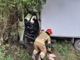 Wypadek w Zagorzycach. Samochód dostawczy uderzył w drzewo. Zakleszczonego kierowcę uwalniali strażacy