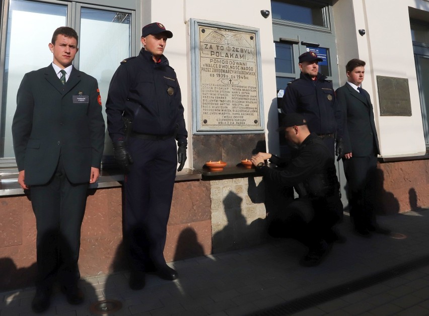 Przed tablicą z nazwiskami pomordowanych kolejarzy zostały...