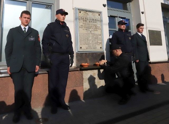 Przed tablicą z nazwiskami pomordowanych kolejarzy zostały zapalone znicze i zaciągnięta honorowa warta.