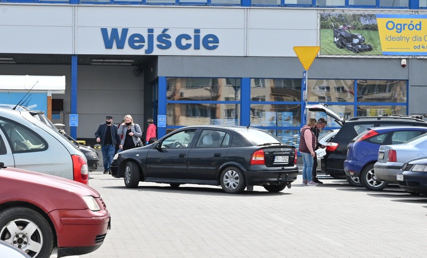 Tłumy klientów w sklepach budowlanych w Kielcach [ZDJĘCIA]