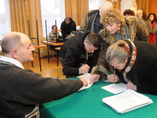 Około 100 mieszkańców Zawarcia i Zakanala podpisało się pod wstępną deklaracją podania do sądu najważniejszych władz w naszym województwie, które obwiniają za skutki powodzi.