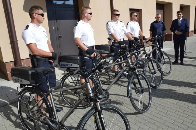 Policjanci wyszkoleni w Lublinie, patrolują na rowerach Stalową Wolę, szczególnie błonia nad Sanem i parki