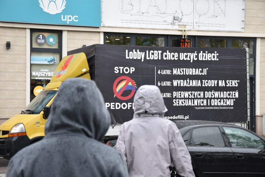 Napis na furgonetce głosił m.in., że lobby LGBT chce uczyć...