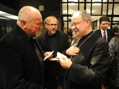 Od lewej: architekt Marek Mikulski, Krystian Kobyłka i ks. biskup Andrzej Czaja.