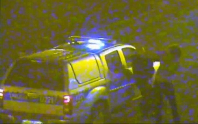 Kalisz: Pijany mężczyzna skopał radiowóz i zaatakował policjanta